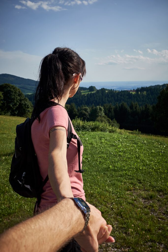 Zwei Personen halten sich an der Hand