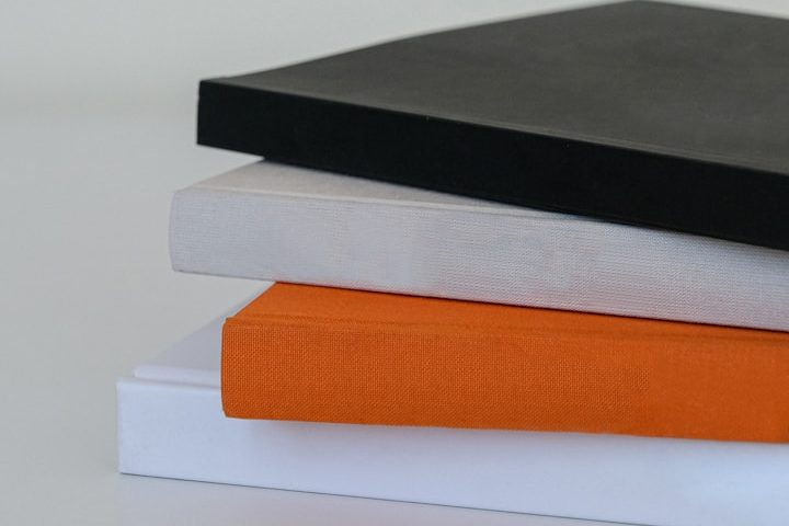 Über mich Drei Bücher Stapel