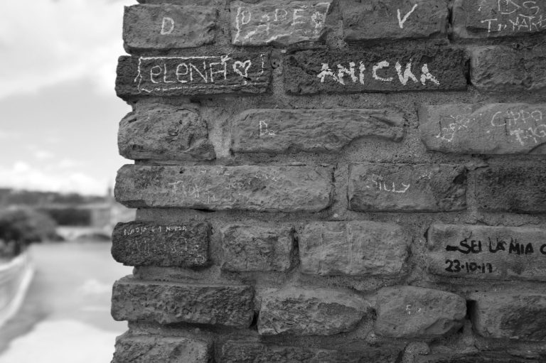 Kontakt Kartenlegerin Lks Dingolfing Auf einer Mauer stehen Namen mit Kreide