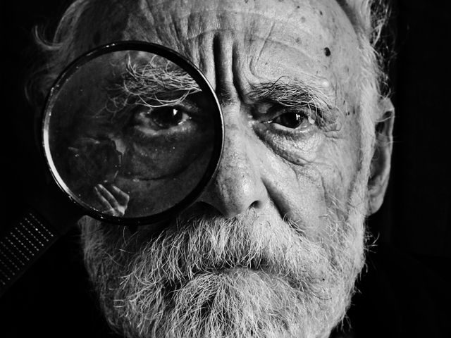 Kartenlegerin Dingolfing Landau Alter Mann mit Lupe