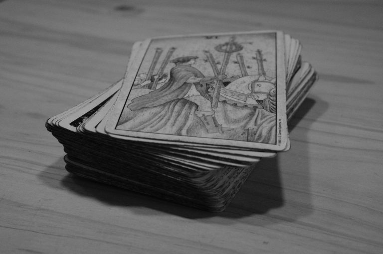 Begabung und Potenzial aus Tarot lesen Kartenstapel 6 Stäbe Tarot